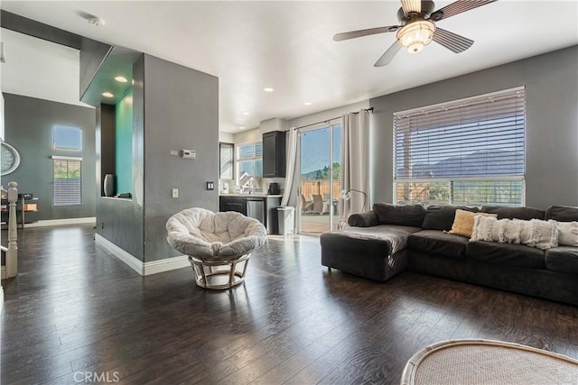 living room with dark wood-style flooring, ceiling fan, recessed lighting, and baseboards