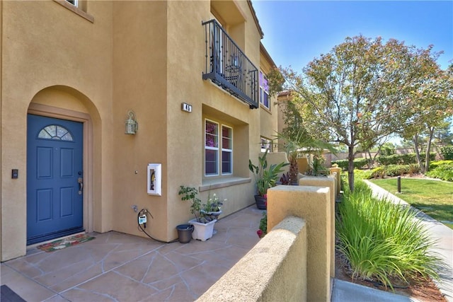 28365 Socorro St Unit 45, Murrieta, CA 92563 - view of exterior entry featuring a balcony and stucco siding