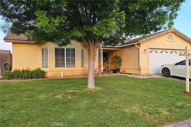 view of front of home with stucco siding, an attached garage, and a front lawn