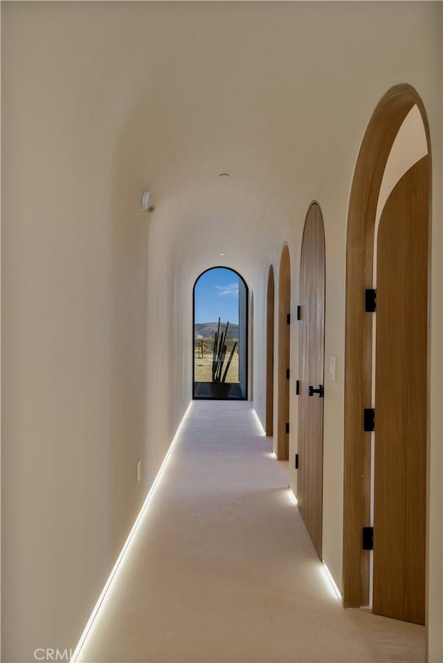 63973 Gold Nugget Rd, Joshua Tree, CA 92252 - hallway featuring carpet floors
