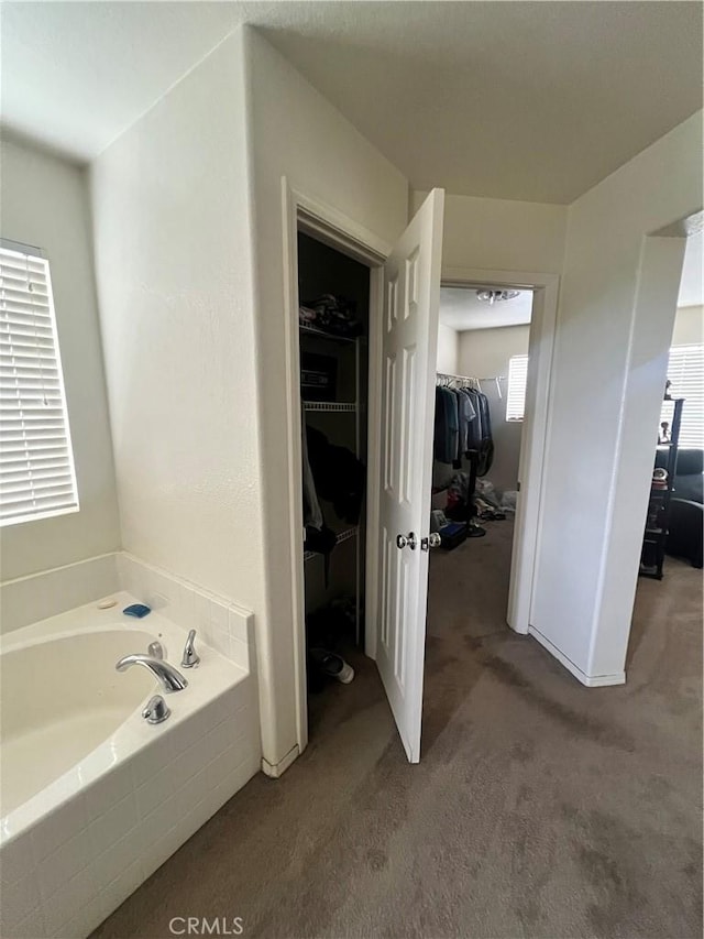 938 Sparrow Way, Perris, CA 92571 - full bath featuring a garden tub and a spacious closet