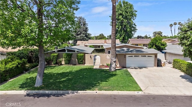 mid-century modern home with a garage, stucco siding, driveway, and a front yard