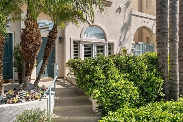 view of exterior entry with stucco siding