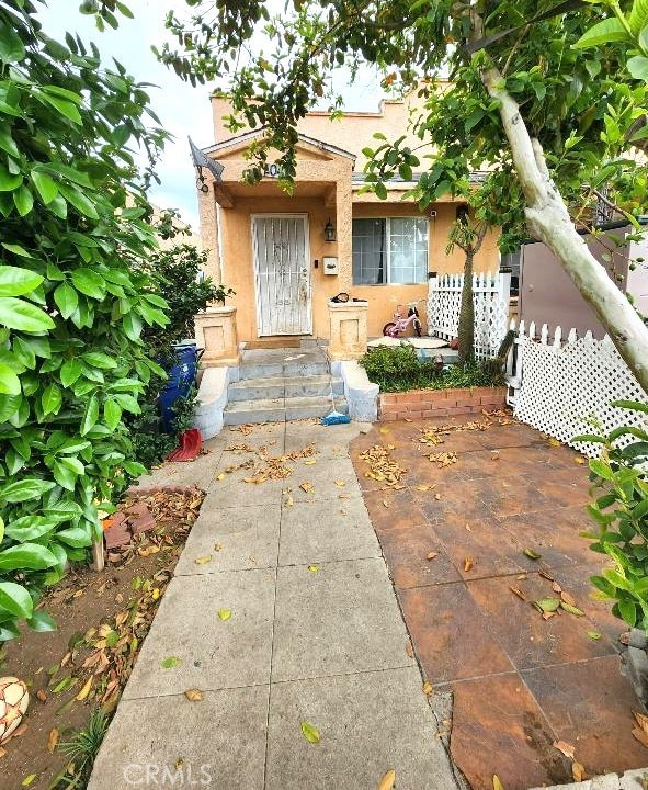 2043 City View Ave, Los Angeles, CA 90033 - doorway to property with stucco siding