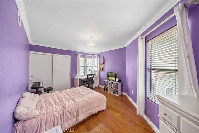1081 Vista Lomas Ln, Corona, CA 92882 - bedroom with a closet, baseboards, an inviting chandelier, crown molding, and wood finished floors