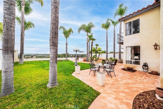 1081 Vista Lomas Ln, Corona, CA 92882 - view of yard featuring a patio area, fence, and a balcony