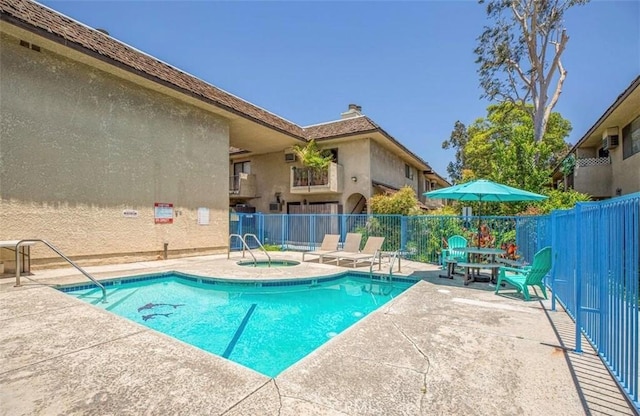 8641 Glenoaks Blvd Unit 107, Sun Valley, CA 91352 - community pool with a hot tub, a patio, and fence