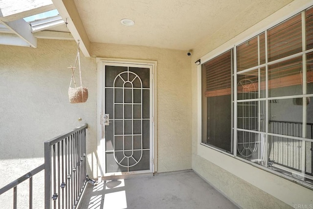 view of exterior entry with stucco siding
