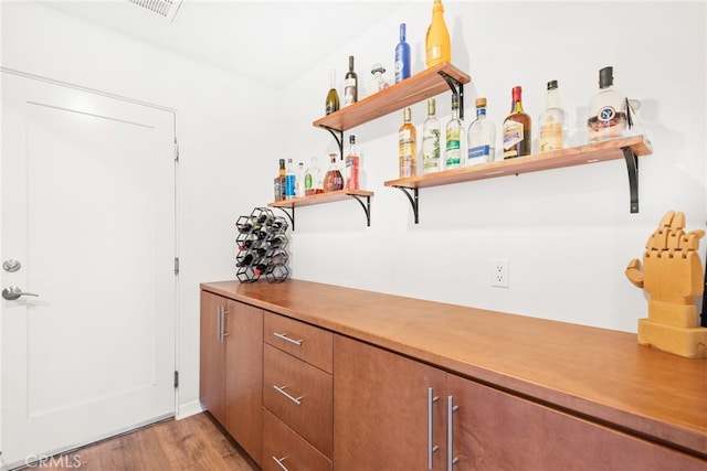 4934 Herzog Way, Palm Springs, CA 92262 - indoor dry bar with light wood-style floors