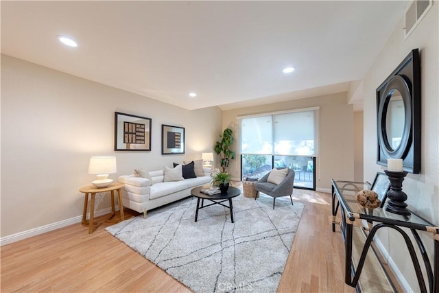 living area featuring recessed lighting, baseboards, visible vents, and light wood-type flooring