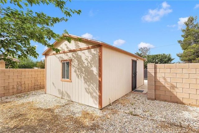 19804 Haida Rd, Apple Valley, CA 92307 - view of outdoor structure featuring an outbuilding and a fenced backyard