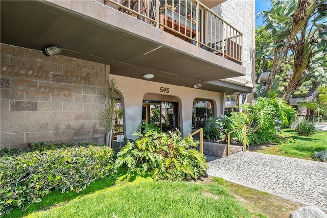property entrance featuring a balcony