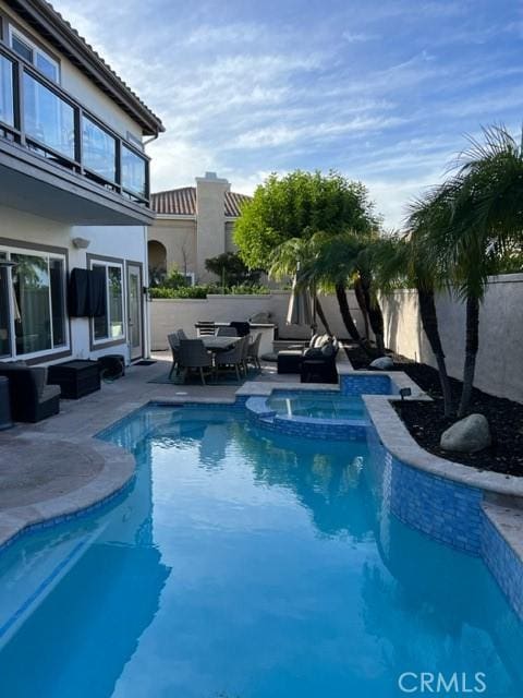 27041 S Ridge Dr, Mission Viejo, CA 92692 - view of pool featuring a patio area, a pool with connected hot tub, and a fenced backyard