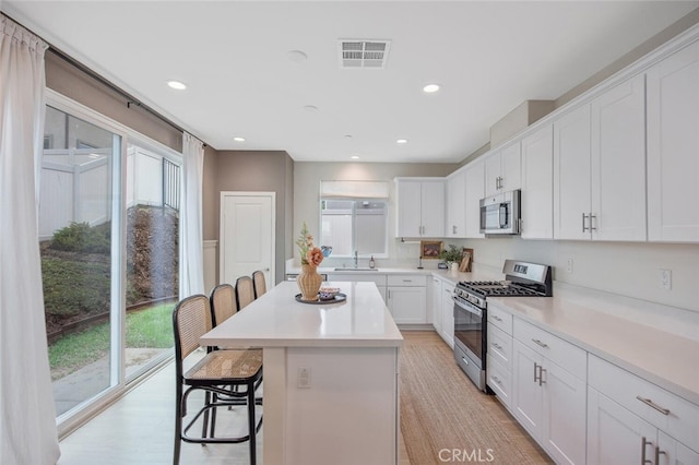 18147 Jupiter Ln, Saugus, CA 91350 - kitchen featuring appliances with stainless steel finishes, a sink, healthy amount of natural light, a breakfast bar, and recessed lighting
