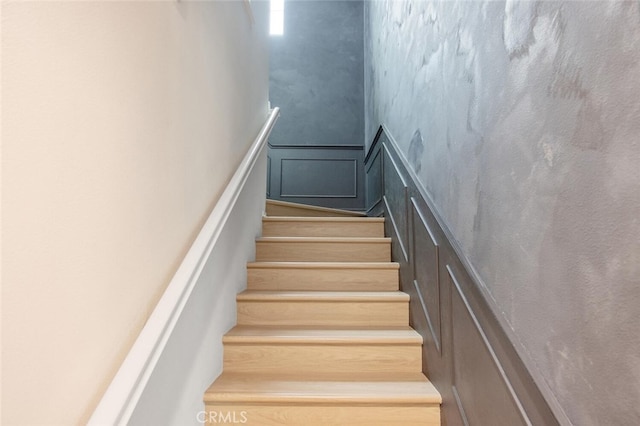 18147 Jupiter Ln, Saugus, CA 91350 - staircase with a decorative wall, a wainscoted wall, and wallpapered walls