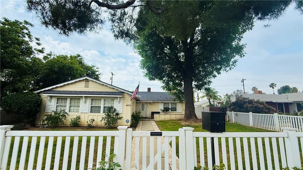 bungalow featuring a fenced front yard and a front yard