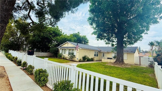 view of front of property featuring a front lawn and a fenced backyard