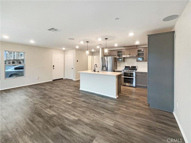 kitchen with stainless steel appliances, baseboards, recessed lighting, and dark wood-type flooring
