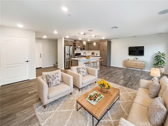 living room featuring visible vents, recessed lighting, dark wood-style flooring, and baseboards