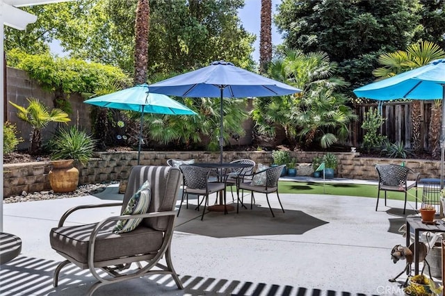 1042 Sleepy Hollow Rd, Paso Robles, CA 93446 - view of patio with outdoor dining space and a fenced backyard