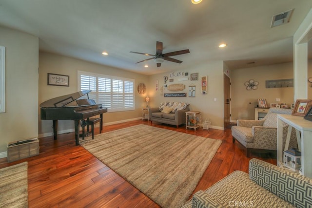 living room featuring visible vents, baseboards, a ceiling fan, and recessed lighting