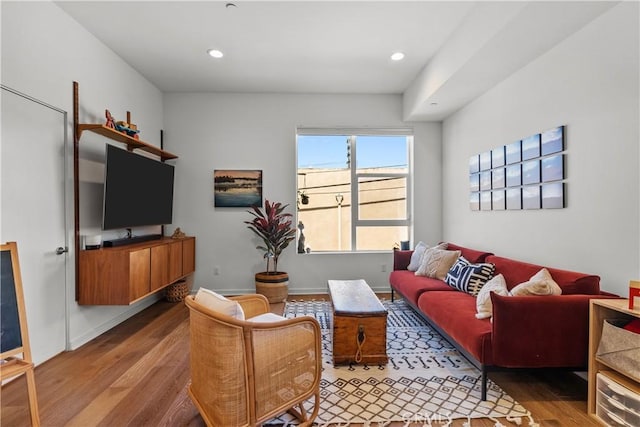 living area featuring recessed lighting, baseboards, and light wood finished floors