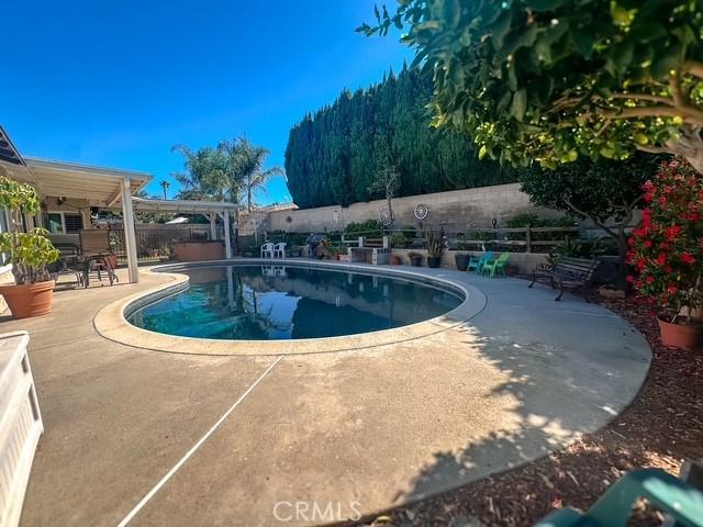 2650 Belburn Pl, Simi Valley, CA 93065 - community pool with a patio area and a fenced backyard
