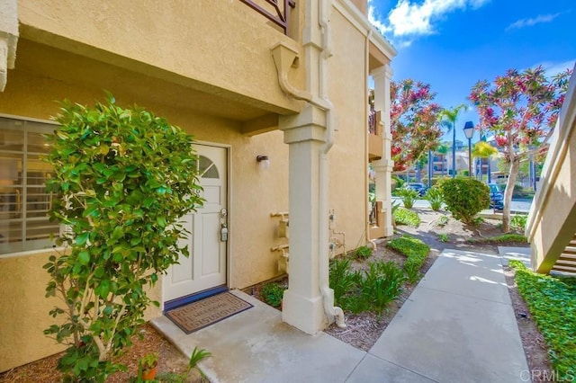 view of exterior entry featuring stucco siding