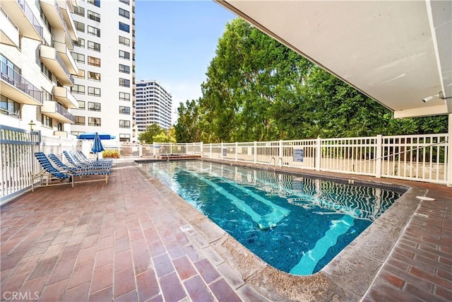 10535 Wilshire Blvd Unit D01, Los Angeles, CA 90024 - community pool with fence and a patio