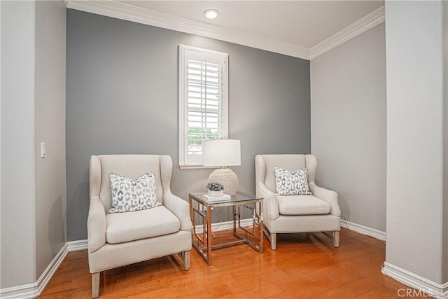living area with light wood-style floors, baseboards, crown molding, and recessed lighting