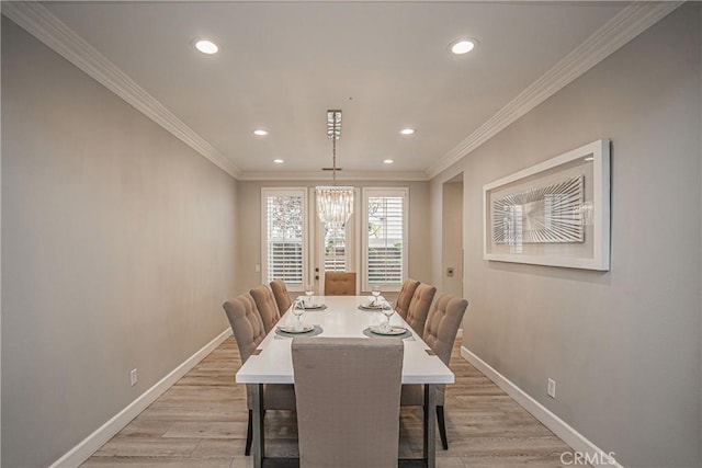 dining space with baseboards, recessed lighting, ornamental molding, and light wood-type flooring