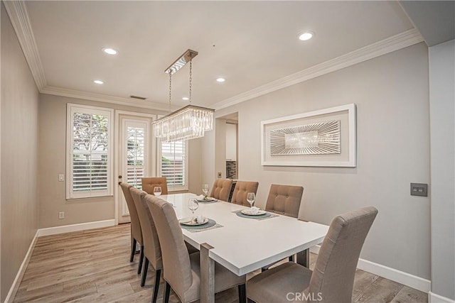 dining area featuring recessed lighting, baseboards, crown molding, and light wood finished floors
