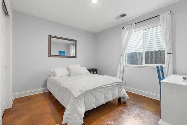 bedroom with recessed lighting, baseboards, visible vents, and a closet