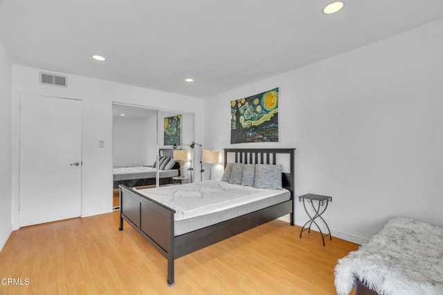 bedroom with recessed lighting, baseboards, visible vents, and light wood-type flooring