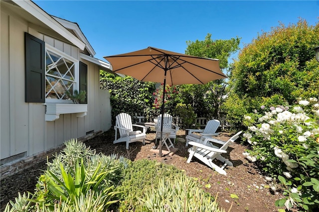 view of yard featuring an outdoor fire pit