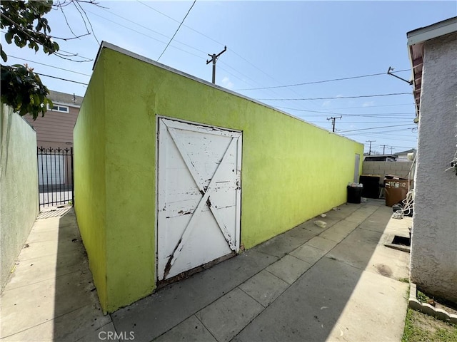 1104 W 87th St, Los Angeles, CA 90044 - view of outdoor structure with fence