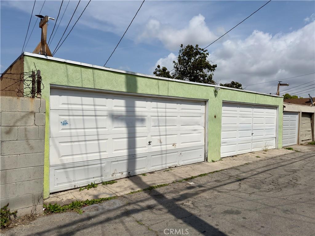 1104 W 87th St, Los Angeles, CA 90044 - view of garage