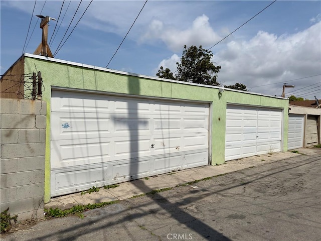 1104 W 87th St, Los Angeles, CA 90044 - view of garage