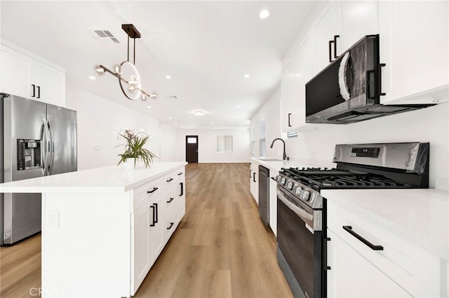 kitchen featuring visible vents, appliances with stainless steel finishes, light countertops, light wood-style floors, and recessed lighting