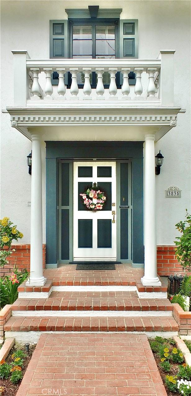 view of exterior entry featuring a porch and stucco siding