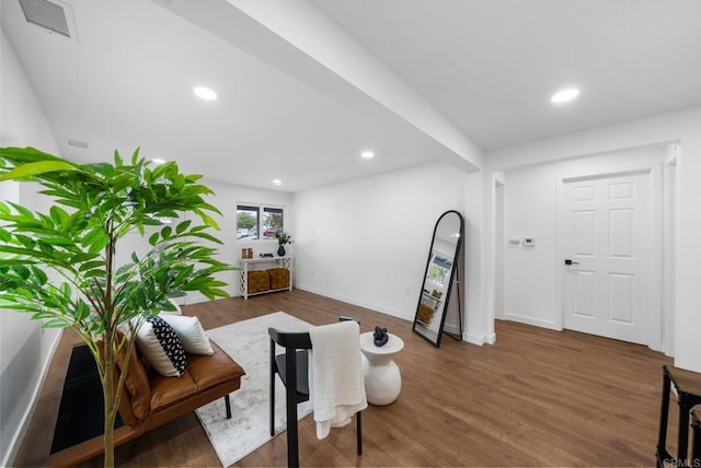 living area featuring visible vents, recessed lighting, baseboards, and wood finished floors