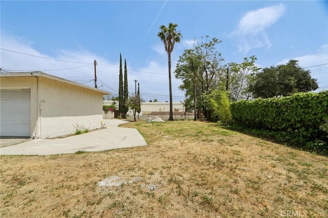 view of yard with a garage and fence