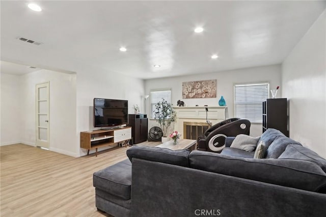 living area featuring recessed lighting, baseboards, visible vents, and light wood finished floors