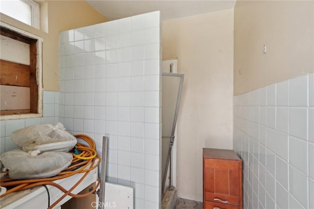 bathroom featuring tile walls