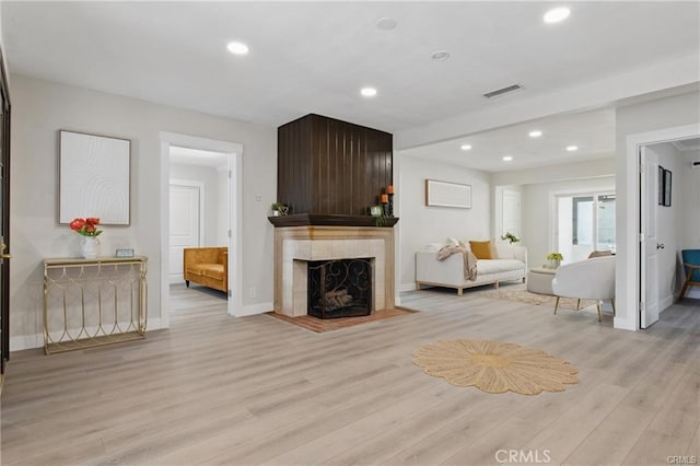 living area featuring recessed lighting, baseboards, visible vents, and light wood-style flooring