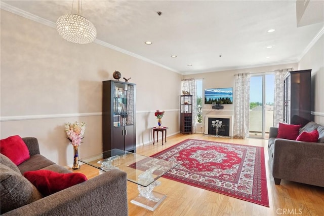 living area featuring crown molding, recessed lighting, baseboards, and wood finished floors