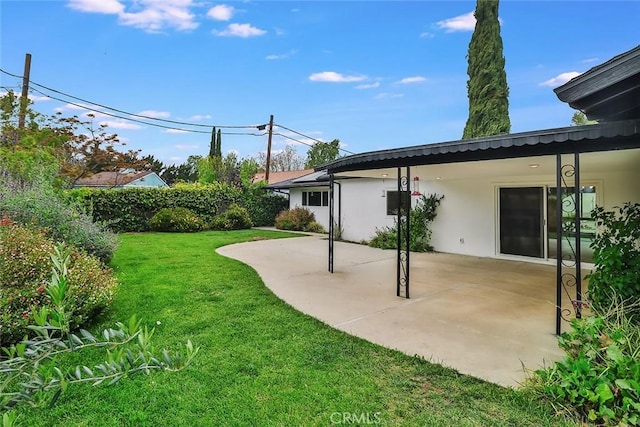 view of yard featuring a patio
