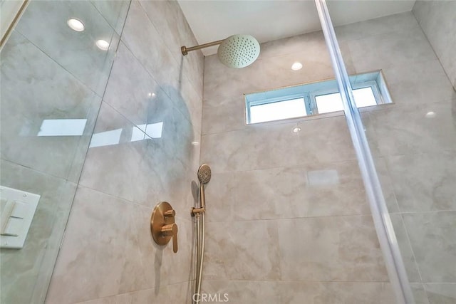 full bathroom featuring tiled shower