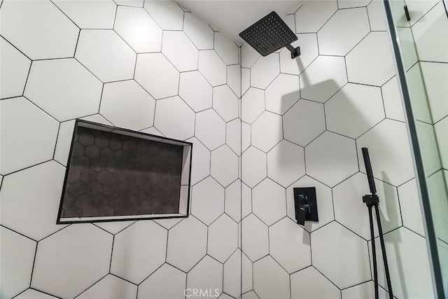 room details featuring a tile shower
