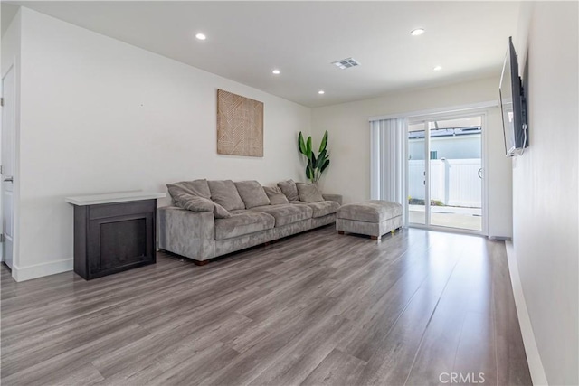 living area featuring visible vents, recessed lighting, and wood finished floors